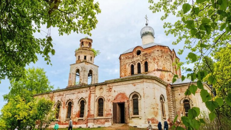 Приходу РПЦ в Тверской области передан земельный участок с церковью Рождества Богородицы